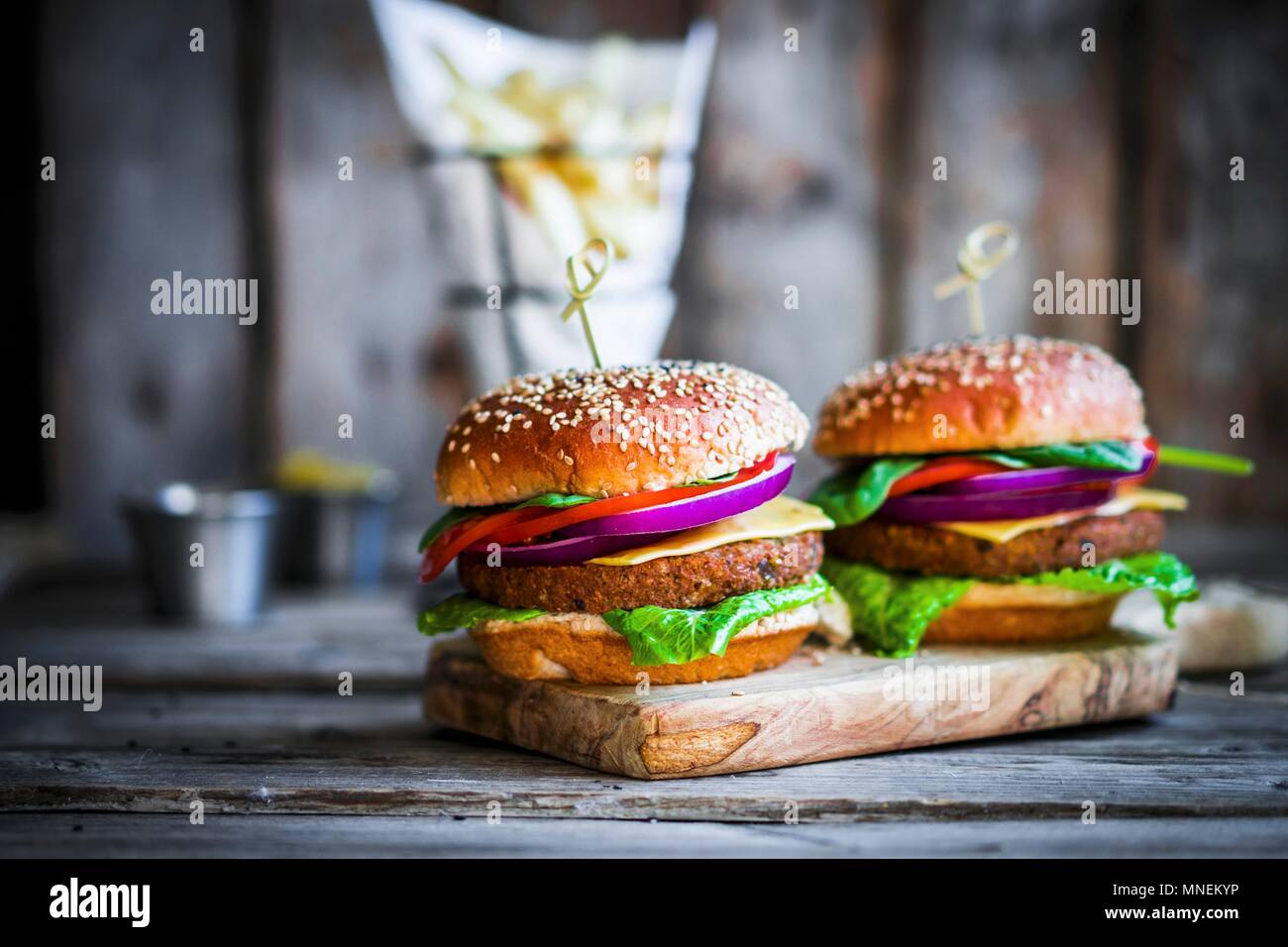 Hamburger fatti in casa rustico sulla superficie di legno Foto Stock