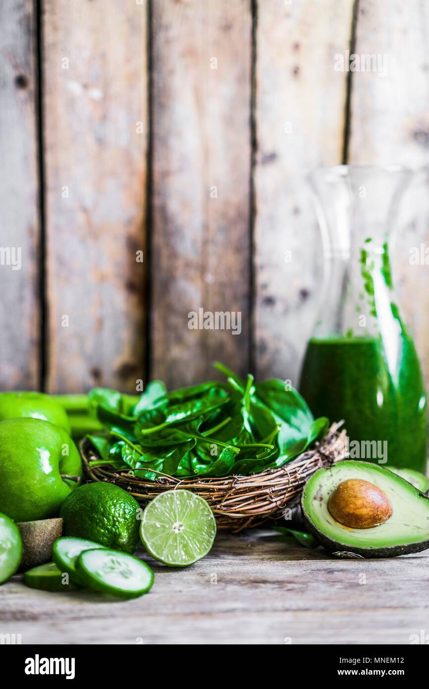 Ingredienti per frullati verde su un rustico di una superficie di legno Foto Stock