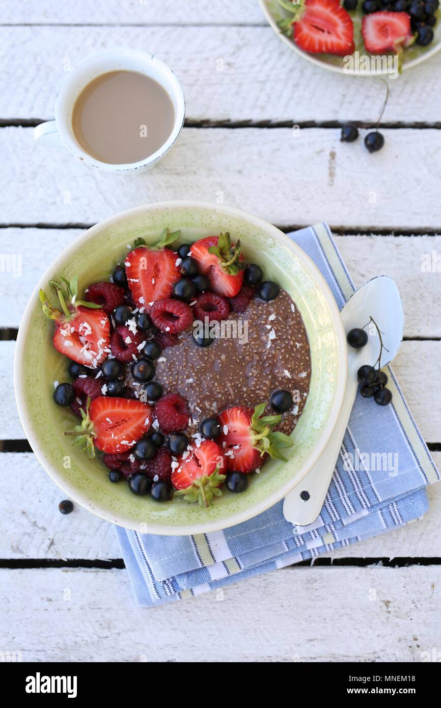 In estate la colazione - cioccolato cocco budino di Chia con frutti sulla parte superiore. Foto Stock