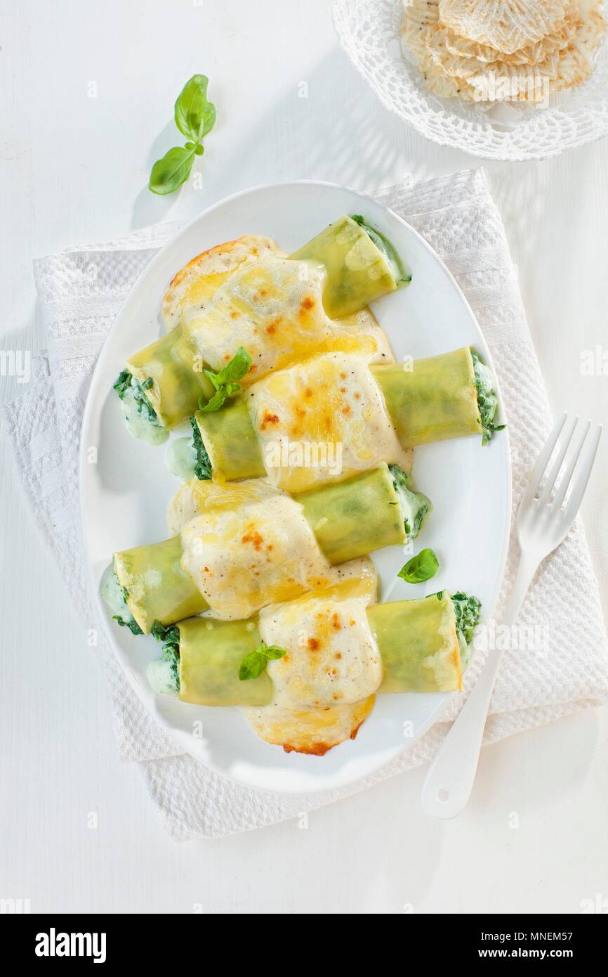 Cannelloni ripieni con besciamella fuso sopra la parte superiore Foto Stock