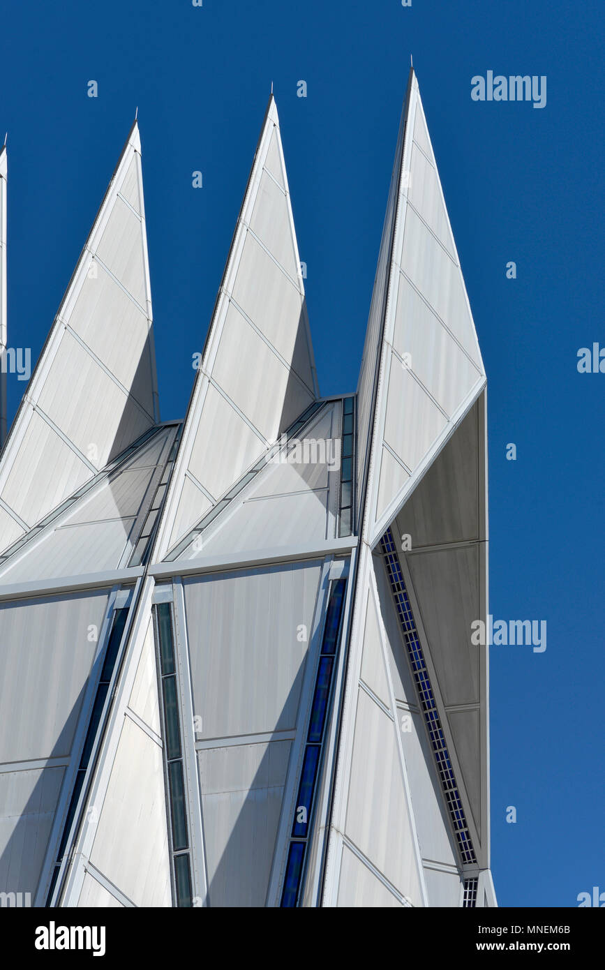 US Air Force Academy Cadet Cappella, dettaglio superiore elevazione del sud, mostrando prefabbricato in tubolare di acciaio e vetro guglie, Colorado Springs, CO, STATI UNITI D'AMERICA Foto Stock