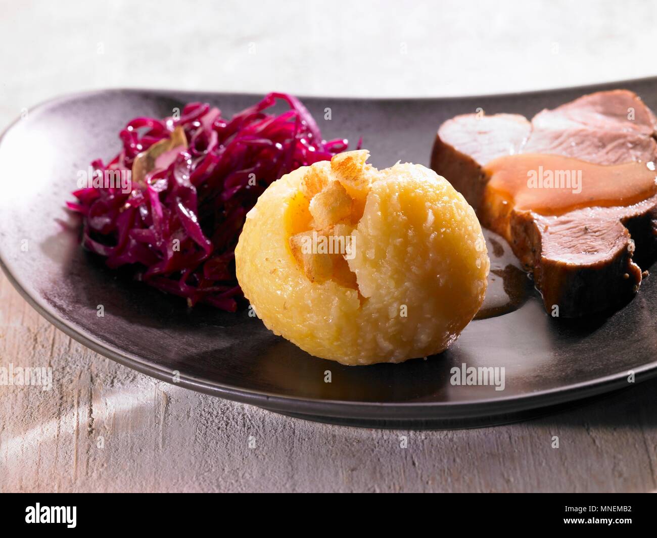 Arrosto di maiale con canederlo e cavolo rosso Foto Stock