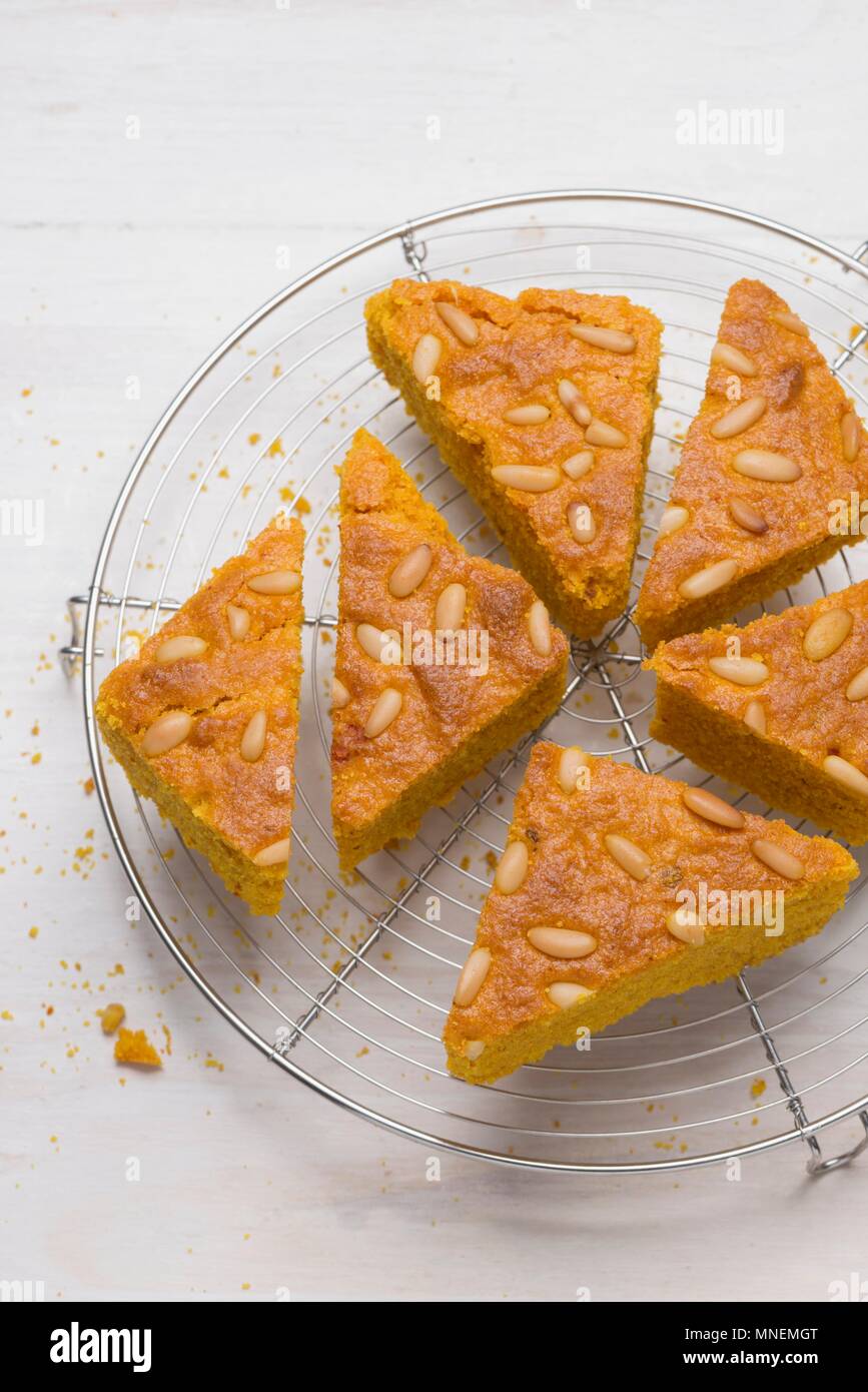 Sfouf (semola torta fatta con la curcuma e pinoli, Libano) Foto Stock