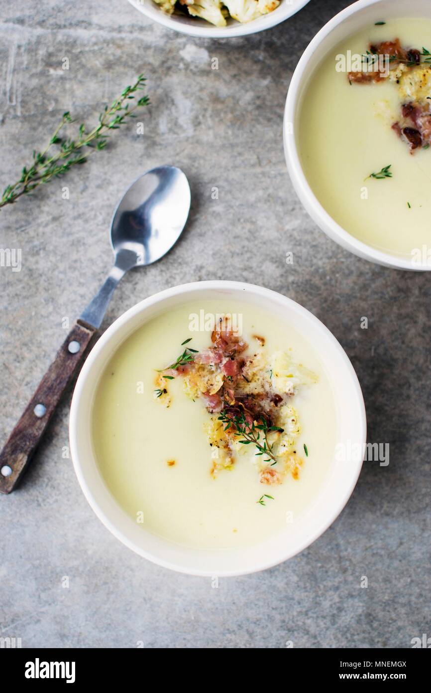 Il cavolfiore Zuppa con pancetta e timo Foto Stock