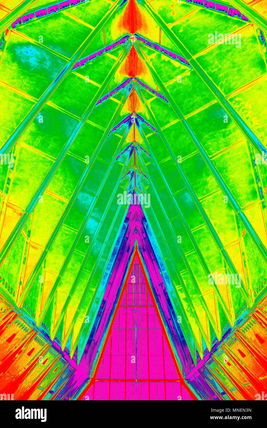 US Air Force Academy Cadet Cappella, interno, cappella protestante, visualizza in basso nella navata centrale che mostra riga di prefabbricati in acciaio tubolare guglie, CO, STATI UNITI D'AMERICA Foto Stock