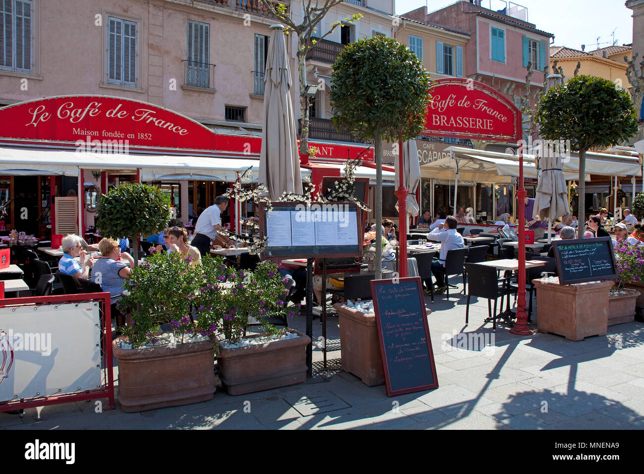 Le Cafe de France, street cafe at old town di Sainte-Maxime, Cote d'Azur, Dipartimento del Var, Provence-Alpes-Côte d'Azur, in Francia del Sud, Francia, Europa Foto Stock