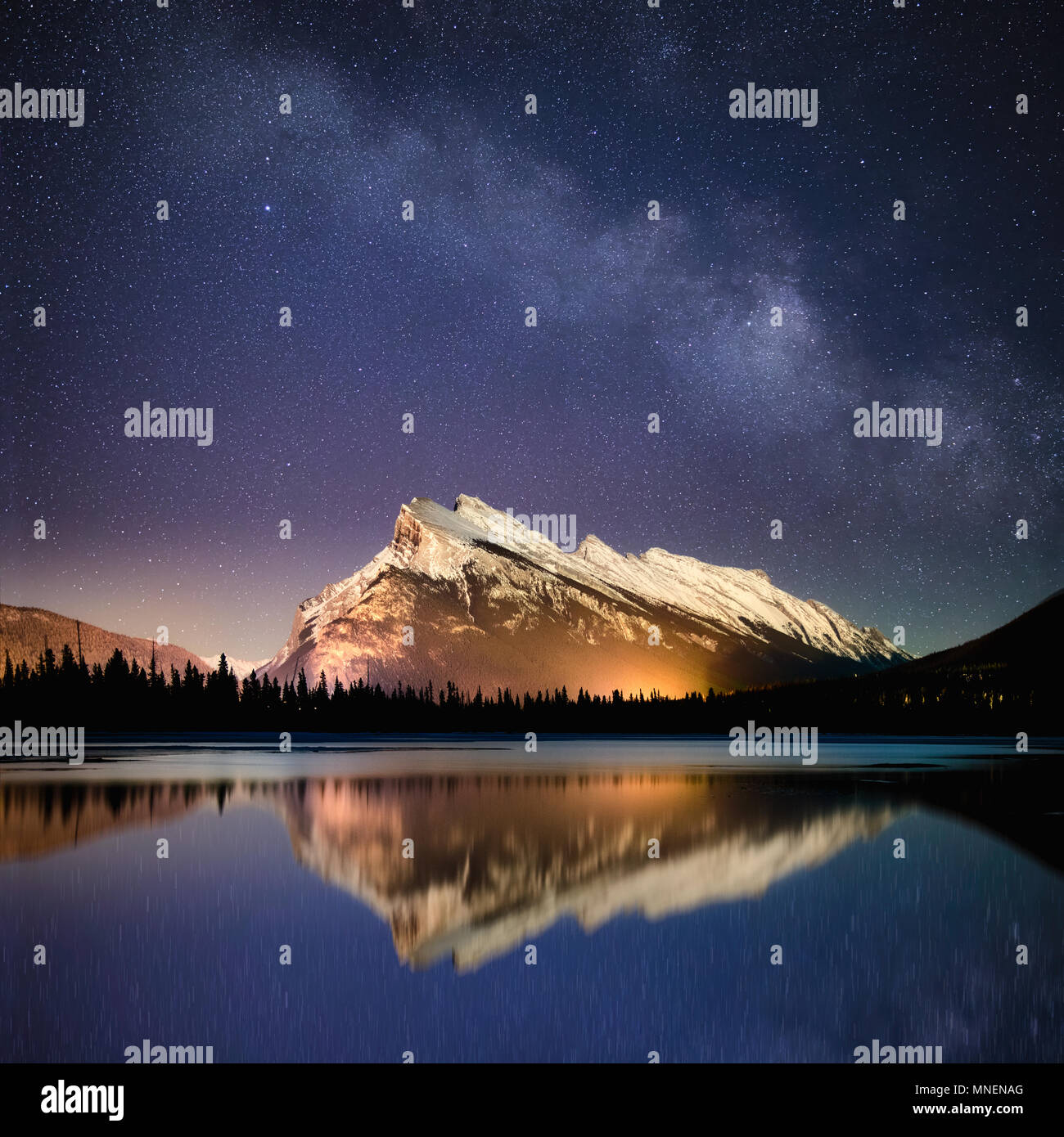 Banff via lattea acqua di lago riflessione stelle di notte Foto Stock