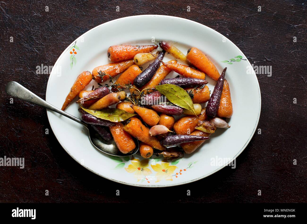 Vetri colorati di carote con aglio, alloro e timo (vista dall'alto) Foto Stock