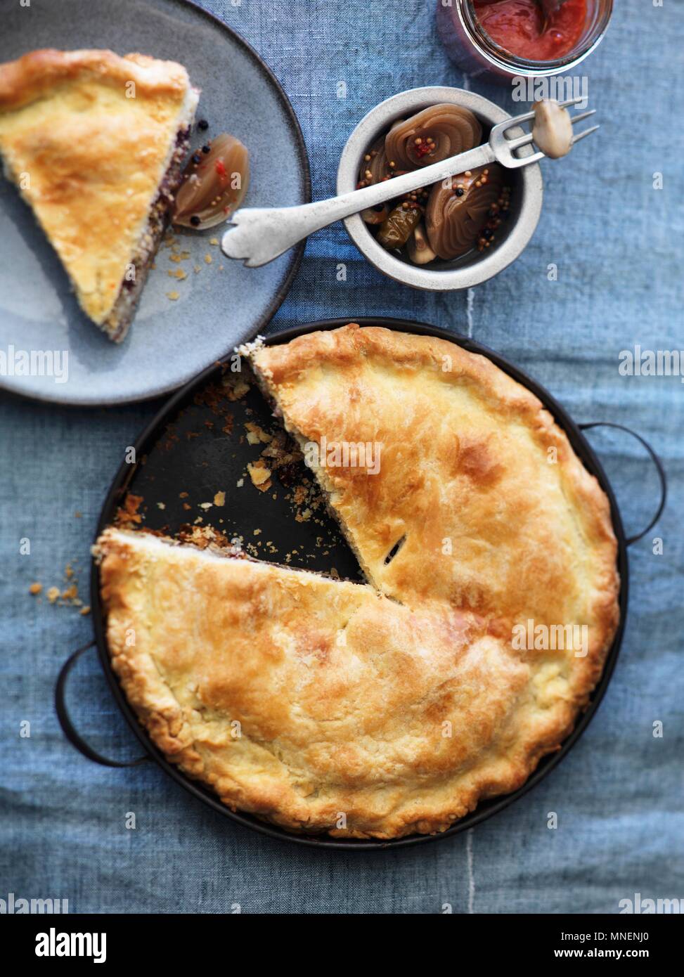 Un grafico a torta piccante con le cipolle tagliate a fette Foto Stock