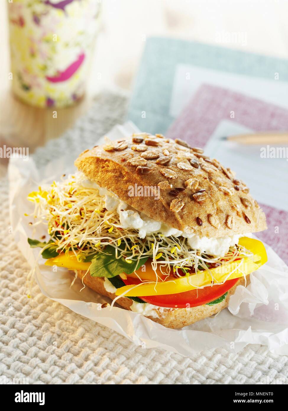 Un hamburger vegetariano con peperoni, i germogli di soia e formaggio Foto Stock