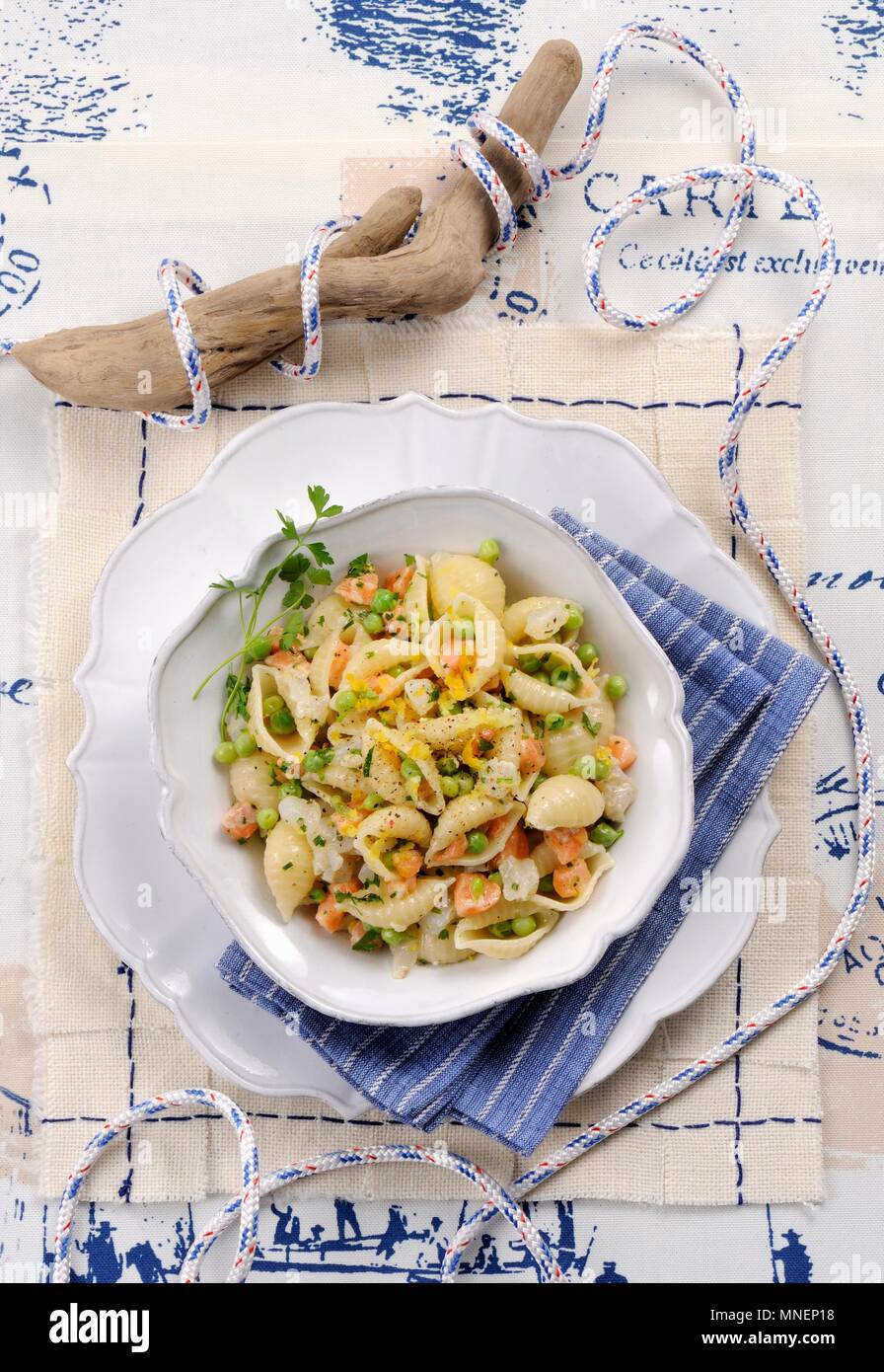 Conchiglie alla tartara di pesce (shell pasta con pesce tartare, Italia) Foto Stock
