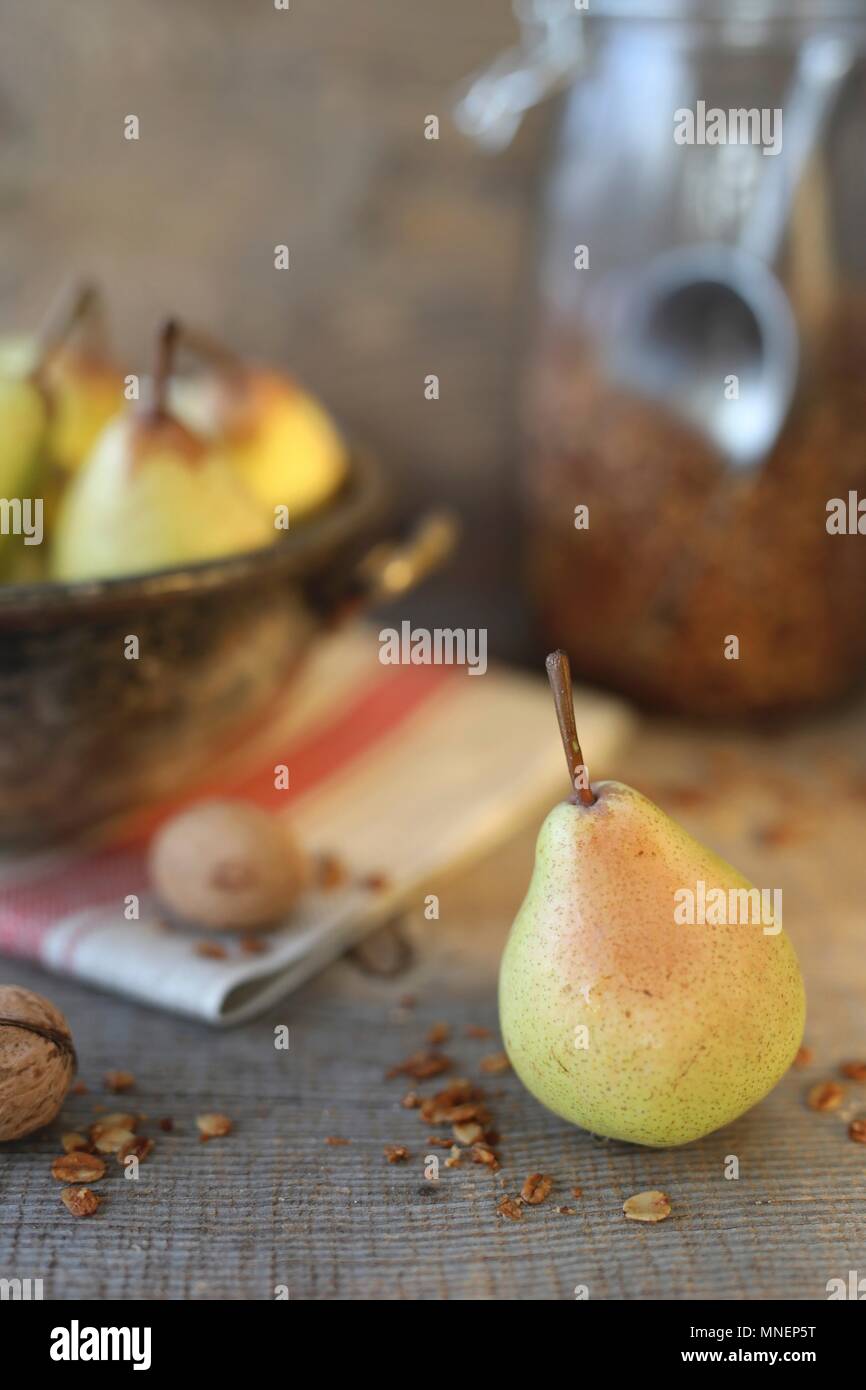 Pere con granola Foto Stock
