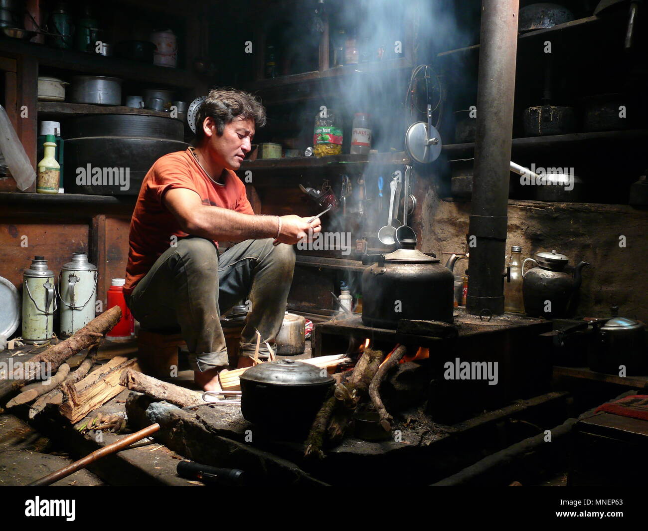 Ripchet Nepal 8 settembre 2014 uomo Nepalese preparare il pranzo in lodge cucina - incontro la popolazione locale in Nepal - Il Manaslu e Tsum Valley trekking Foto Stock
