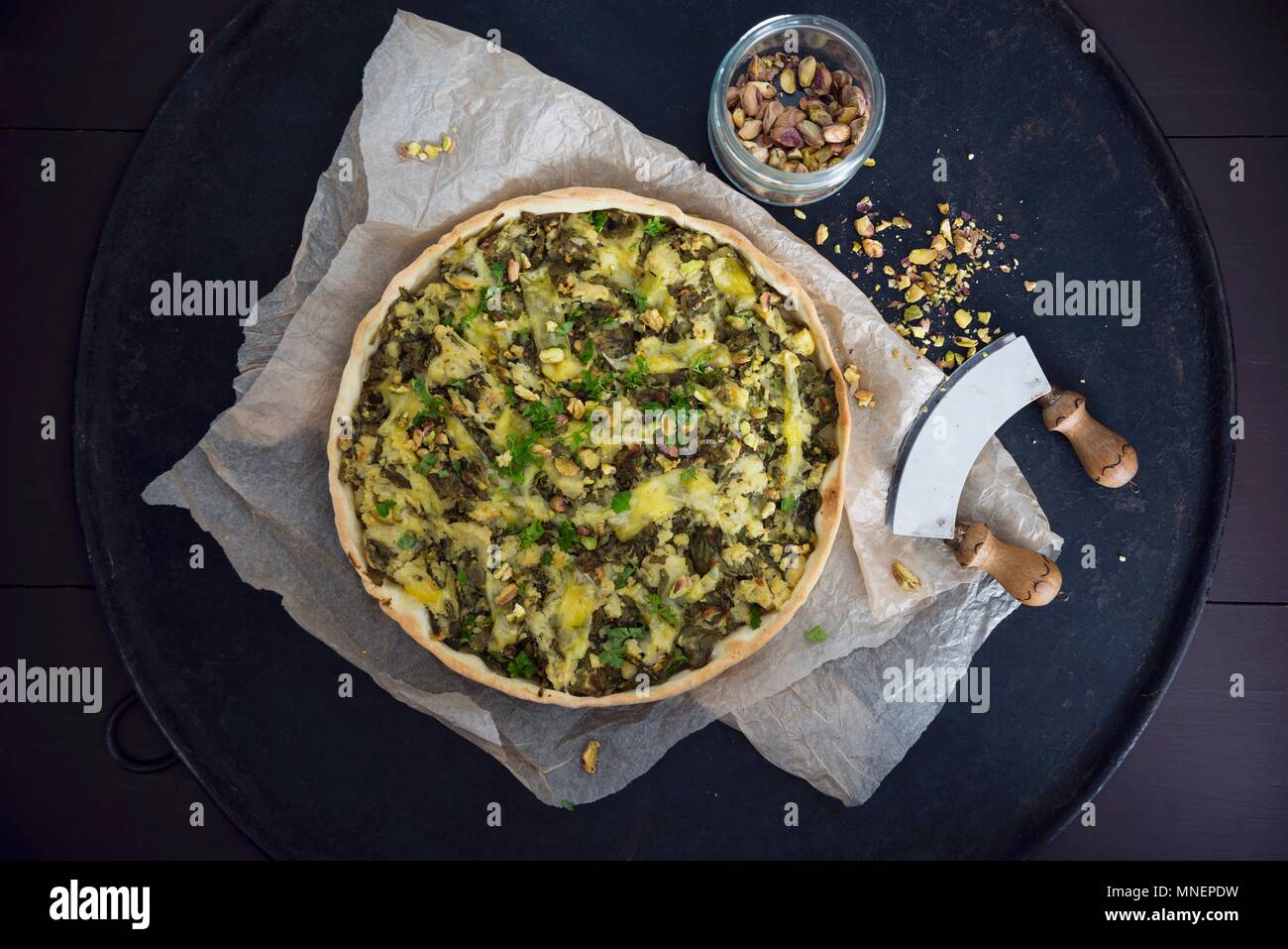 Vegano spinaci e sformatino di patate con pistacchi e pianta-a base di formaggi Foto Stock