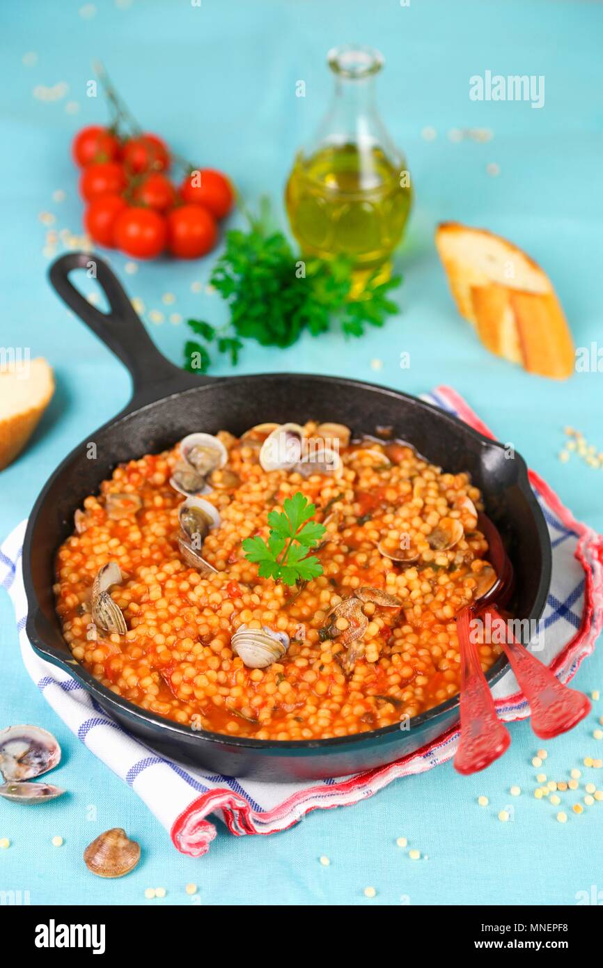 La fregola con cozze (a forma di palla di pasta sarda) Foto Stock