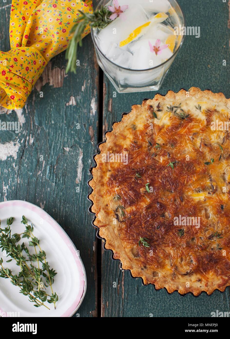 Funghi Shitake Quiche con senza glutine e crosta di timo fresco Foto Stock