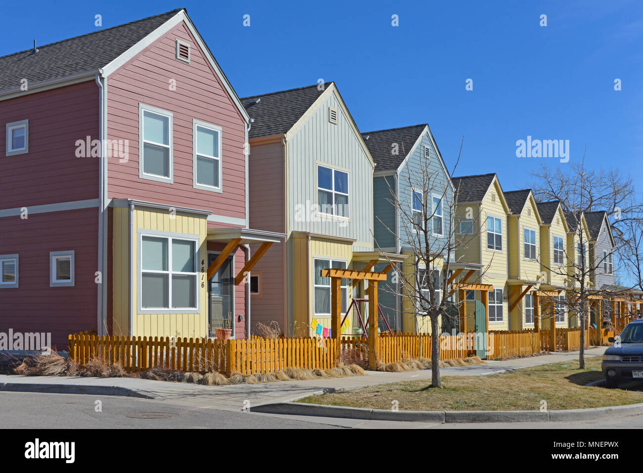 Vacanze Progetto di quartiere, che raffigura una fila di unica staccata case dipinte in colori diversi, Boulder, Colorado, STATI UNITI D'AMERICA Foto Stock