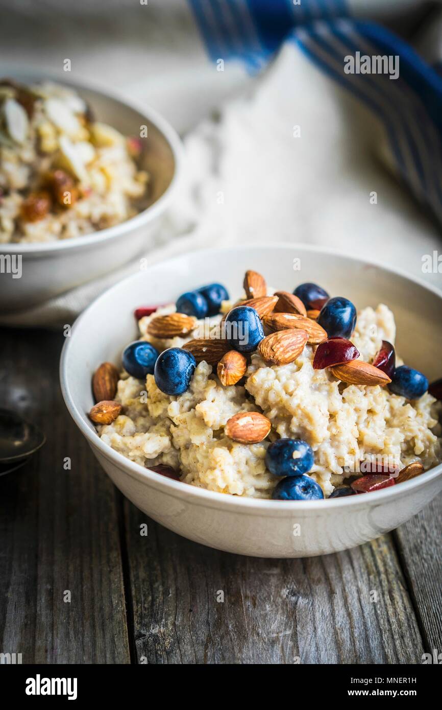 Porridge con mirtilli e mandorle Foto Stock