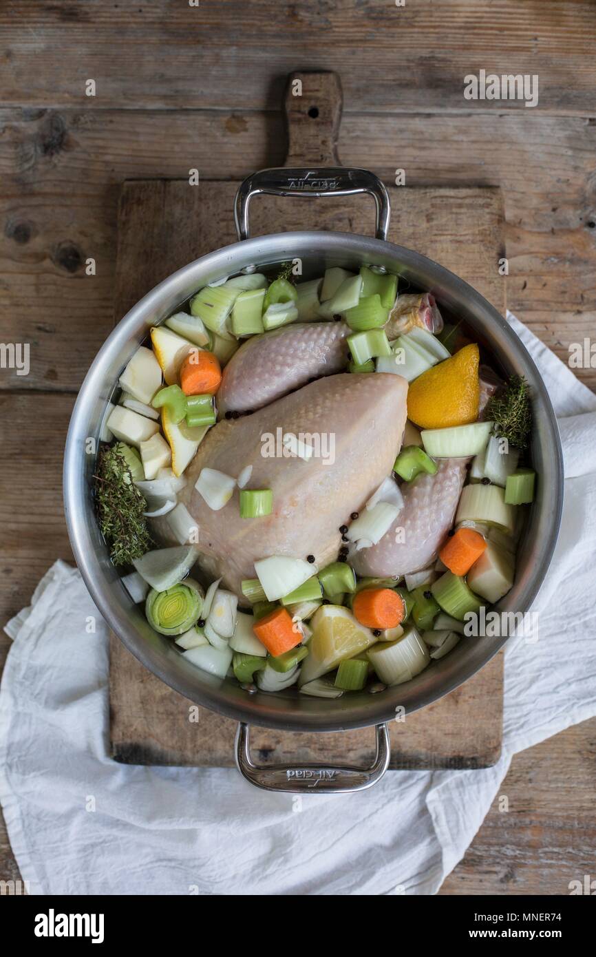 Zuppa di pollo con verdure in una pentola di cottura (vista dall'alto) Foto Stock