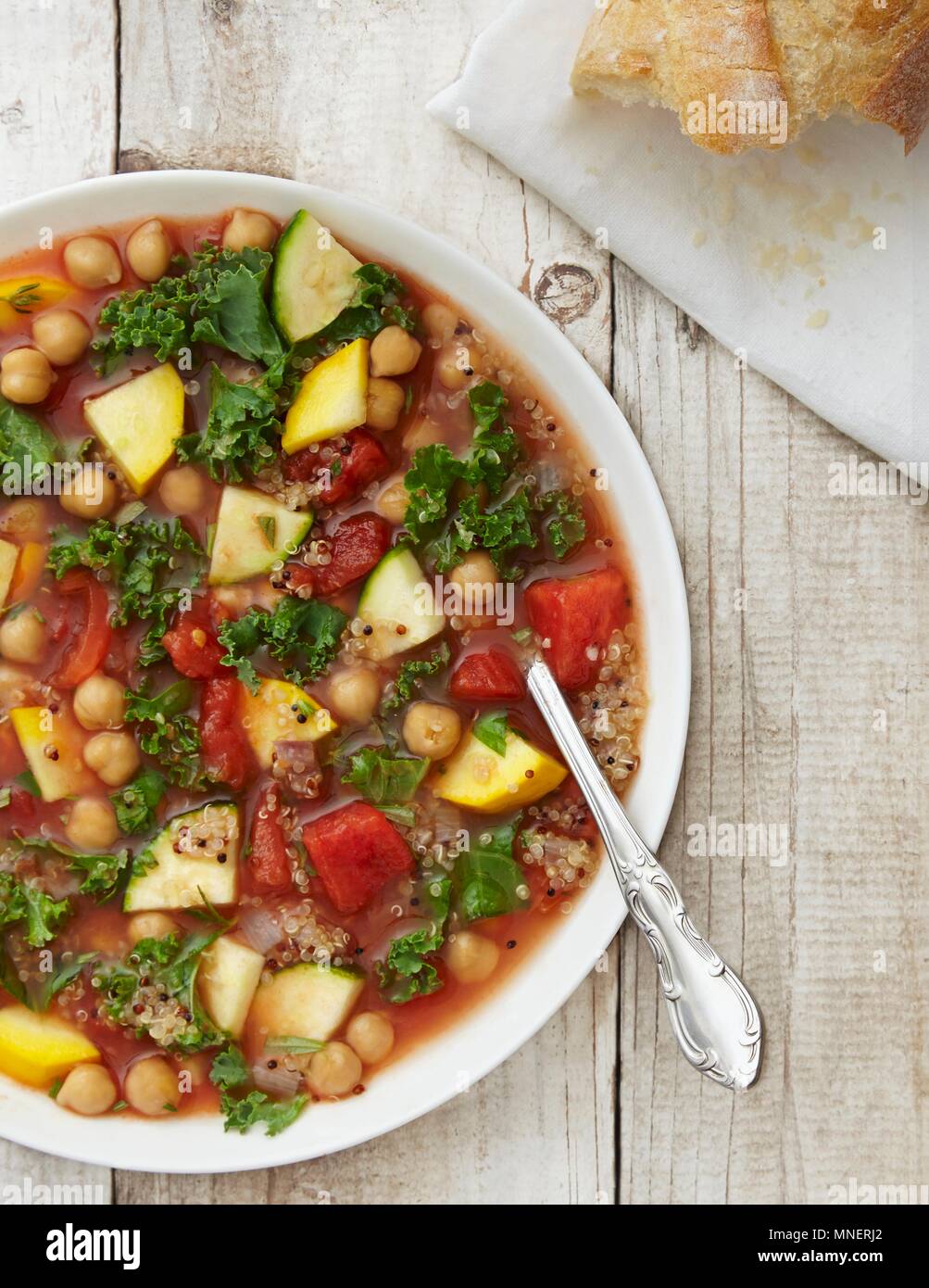 Vegan minestrone con cavolo verde, la zucchina, ceci e la quinoa Foto Stock