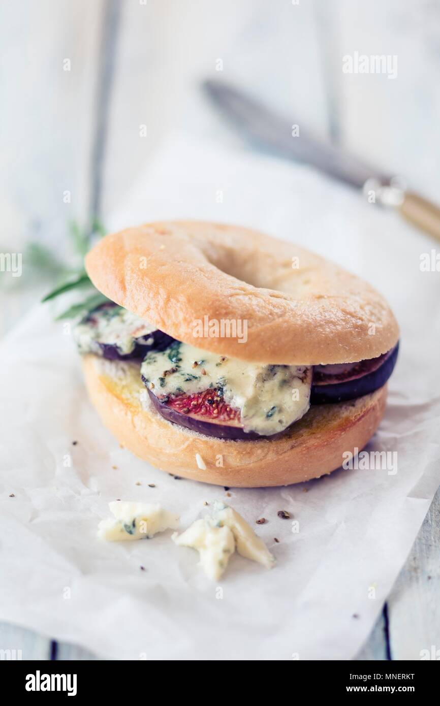 Un bagel con formaggio blu e figure Foto Stock