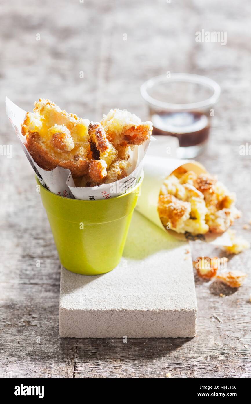 Il Kaiserschmarrn (shredded frittella zuccherata dall' Austria) con dadi in piccoli coni di carta Foto Stock