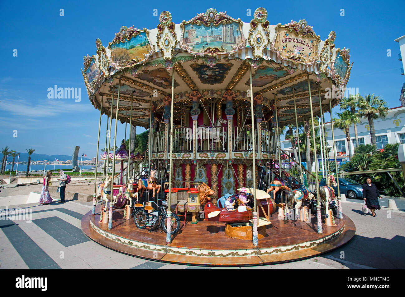 Historisches Kinderkarussell in Saint-Raphaël, Cote d'Azur, Dipartimento del Var, Provence-Alpes-Côte d'Azur, Suedfrankreich, Frankreich, Europa | Bambini Foto Stock