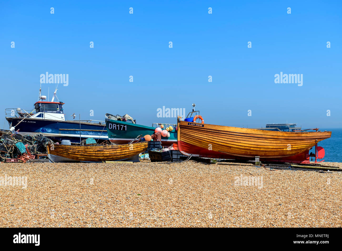 Barche da pesca redatto sulla spiaggia, trattare Kent Foto Stock