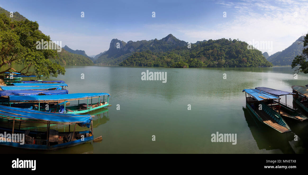 Ba Bể Lago, Vietnam, il lago naturale più grande del Vietnam. Nam Mẫu comune, Ba Bể distretto, Bắc Kạn provincia. Sole brillante Foto Stock
