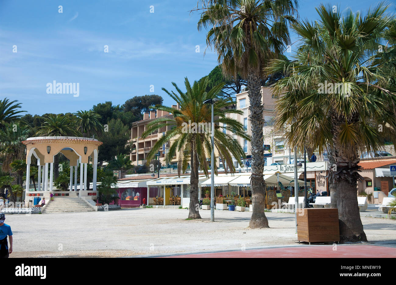 Padiglione presso il lungomare del porto di Bandol, Cote d'Azur, Dipartimento del Var, Provence-Alpes-Côte d'Azur, in Francia del Sud, Francia, Europa Foto Stock