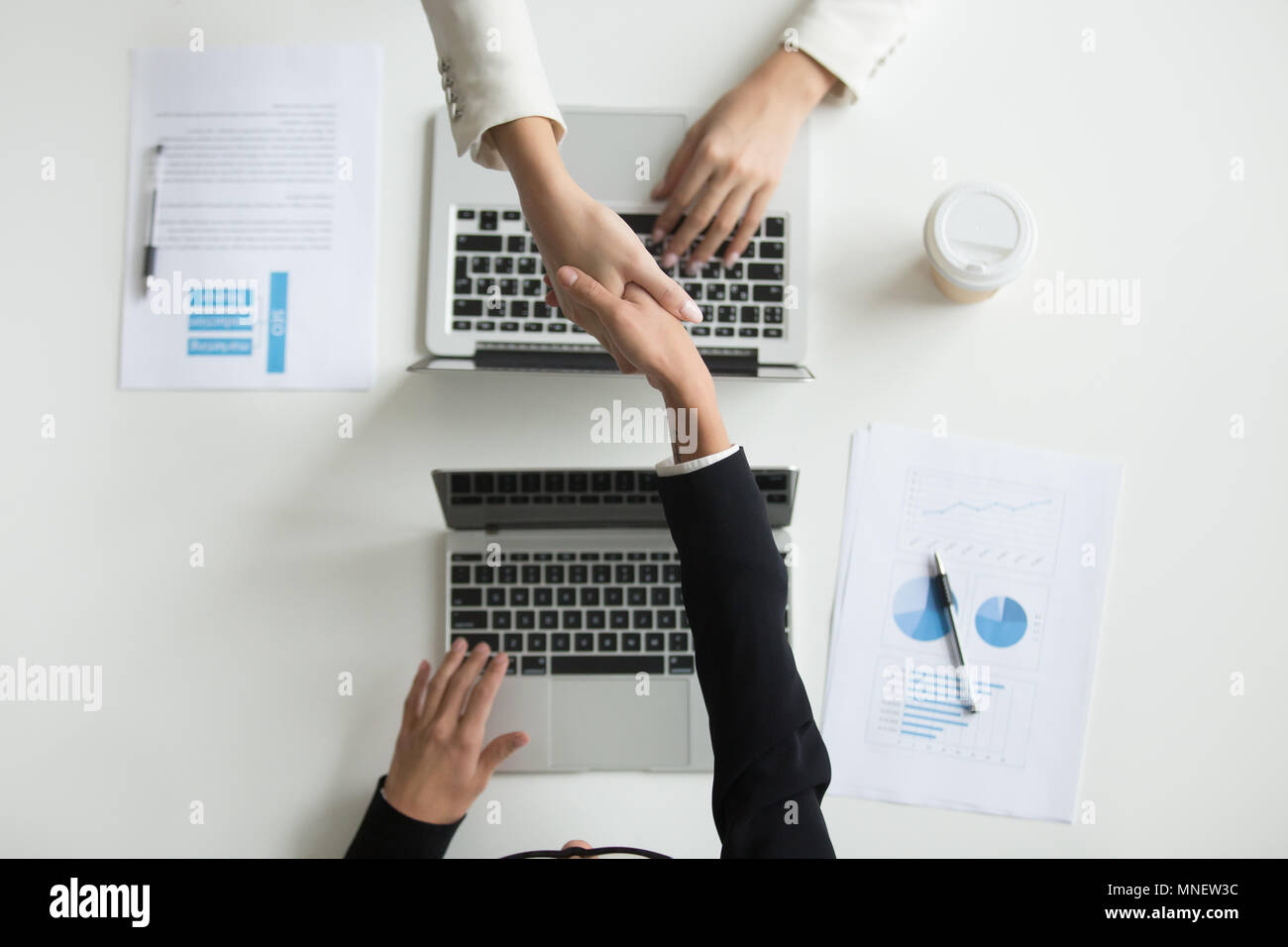 Vista superiore del partner rendendo handshaking accordo Foto Stock