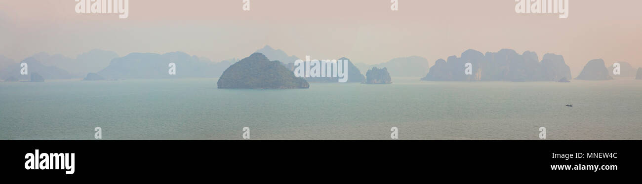 Halong Bay vista costiera, Vietnam, misty vista serale. Foto Stock