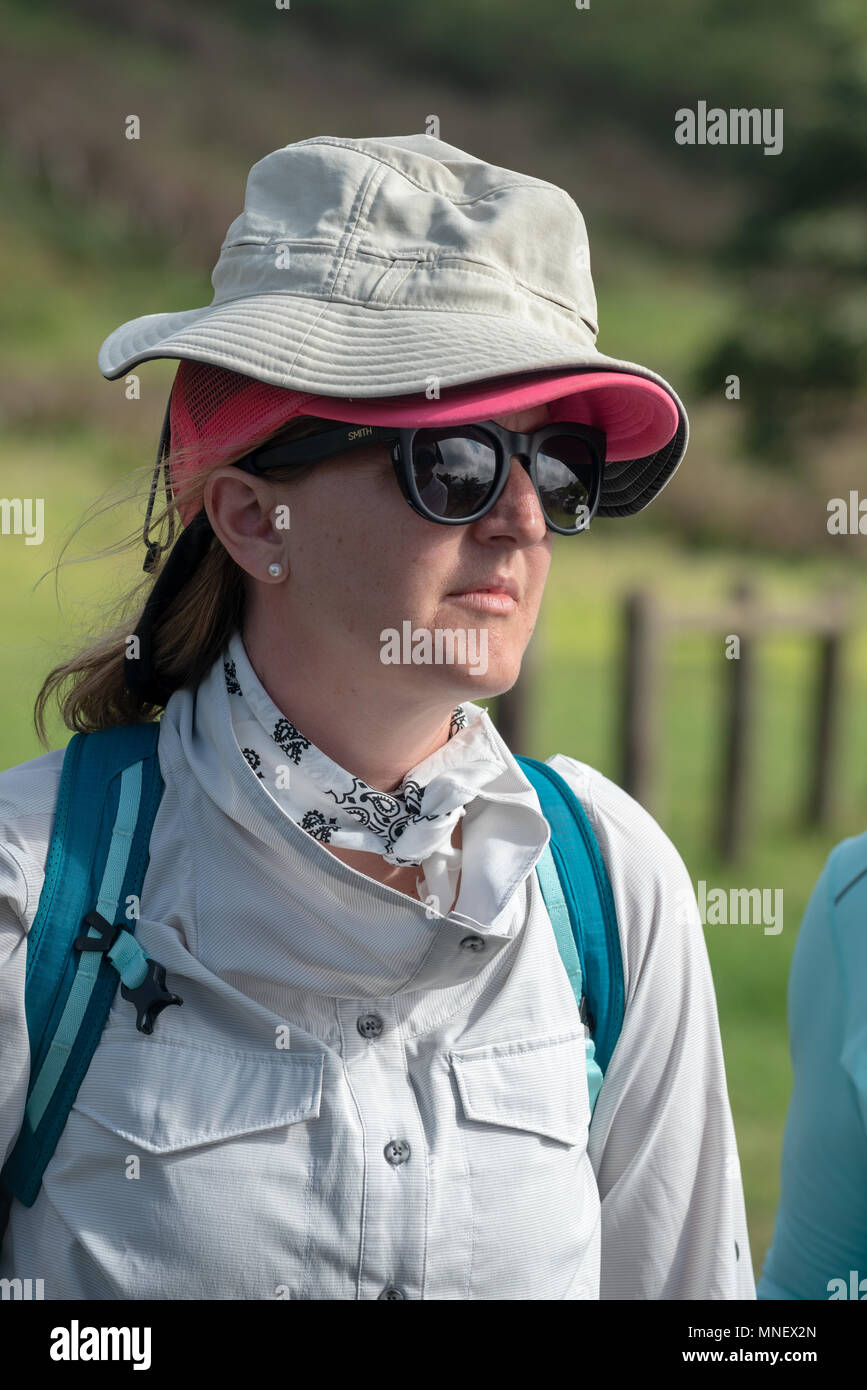 Donna che indossa due cappelli, Isole Galapagos, Ecuador. Foto Stock