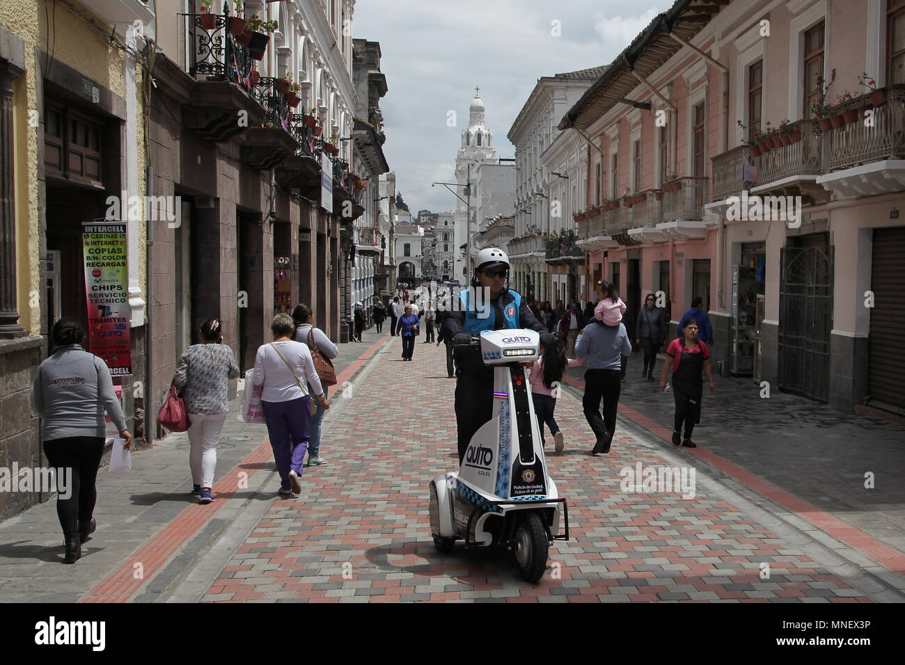 La polizia utilizzando Segway in Quito Ecuador Foto Stock
