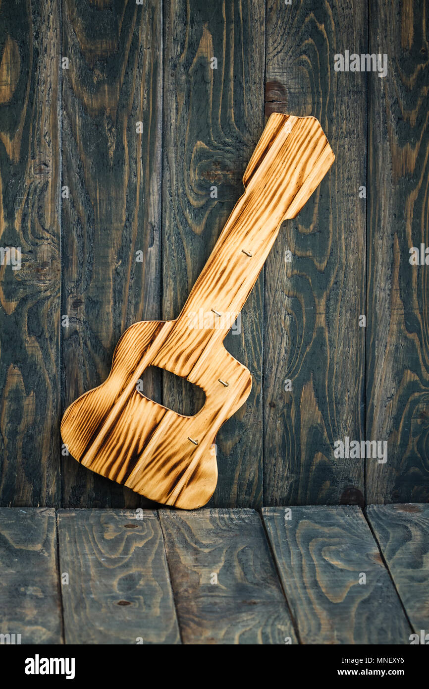 Portachiavi per chitarra owith forma su sfondo blu Foto Stock