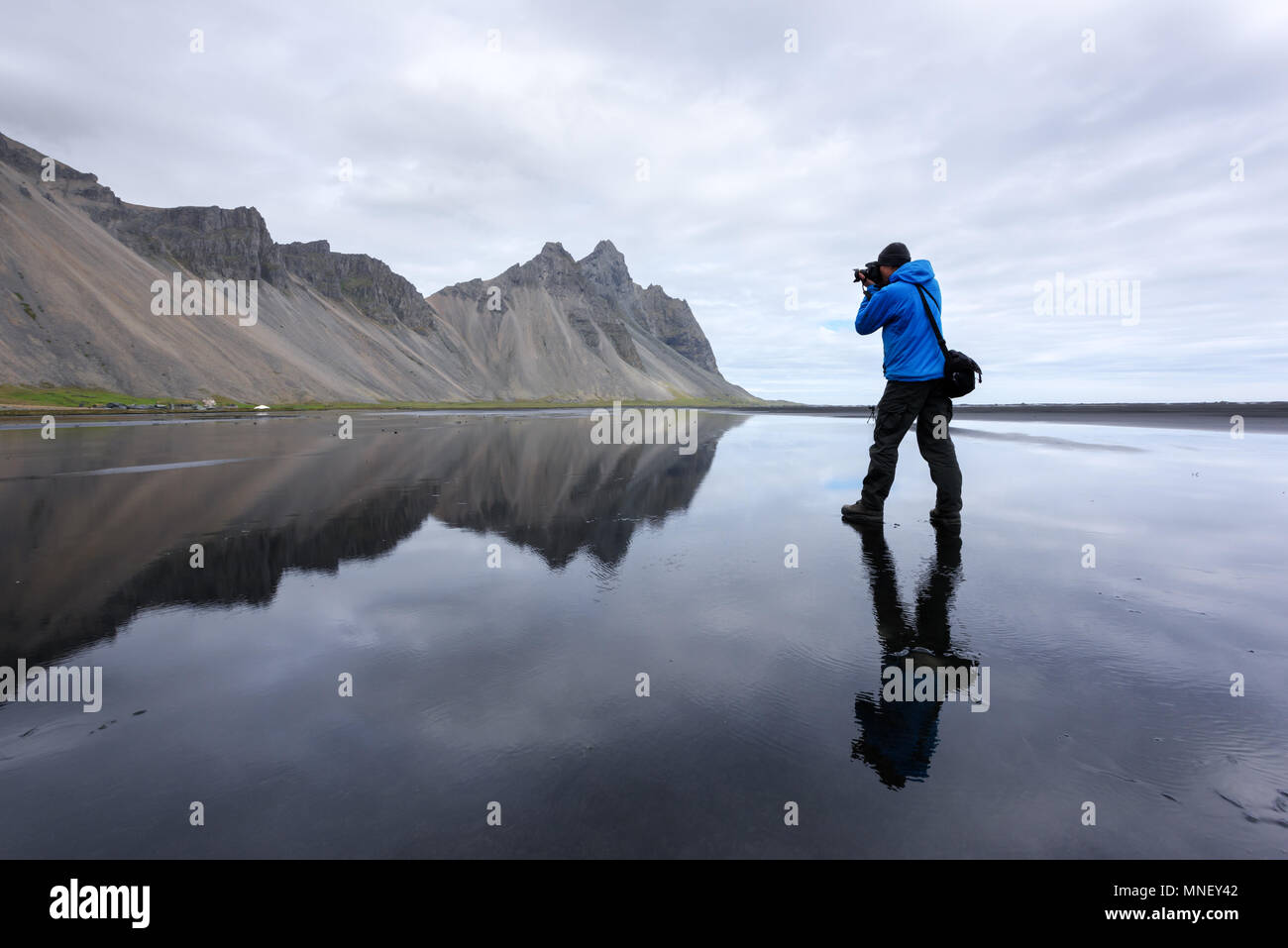 Fotografo scatta foto vicino a famose montagne Stokksnes Foto Stock