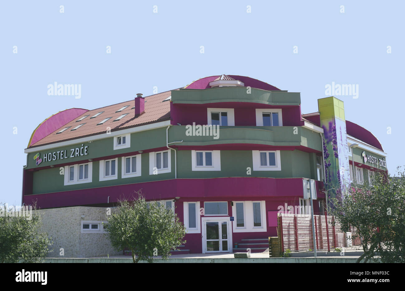 Novalja, Croazia, 25. Aprile 2018. Hostel Zrce, edificio colorato in Novalja, vicino spiaggia Zrce nell isola di Pag, su una soleggiata giornata di primavera Foto Stock