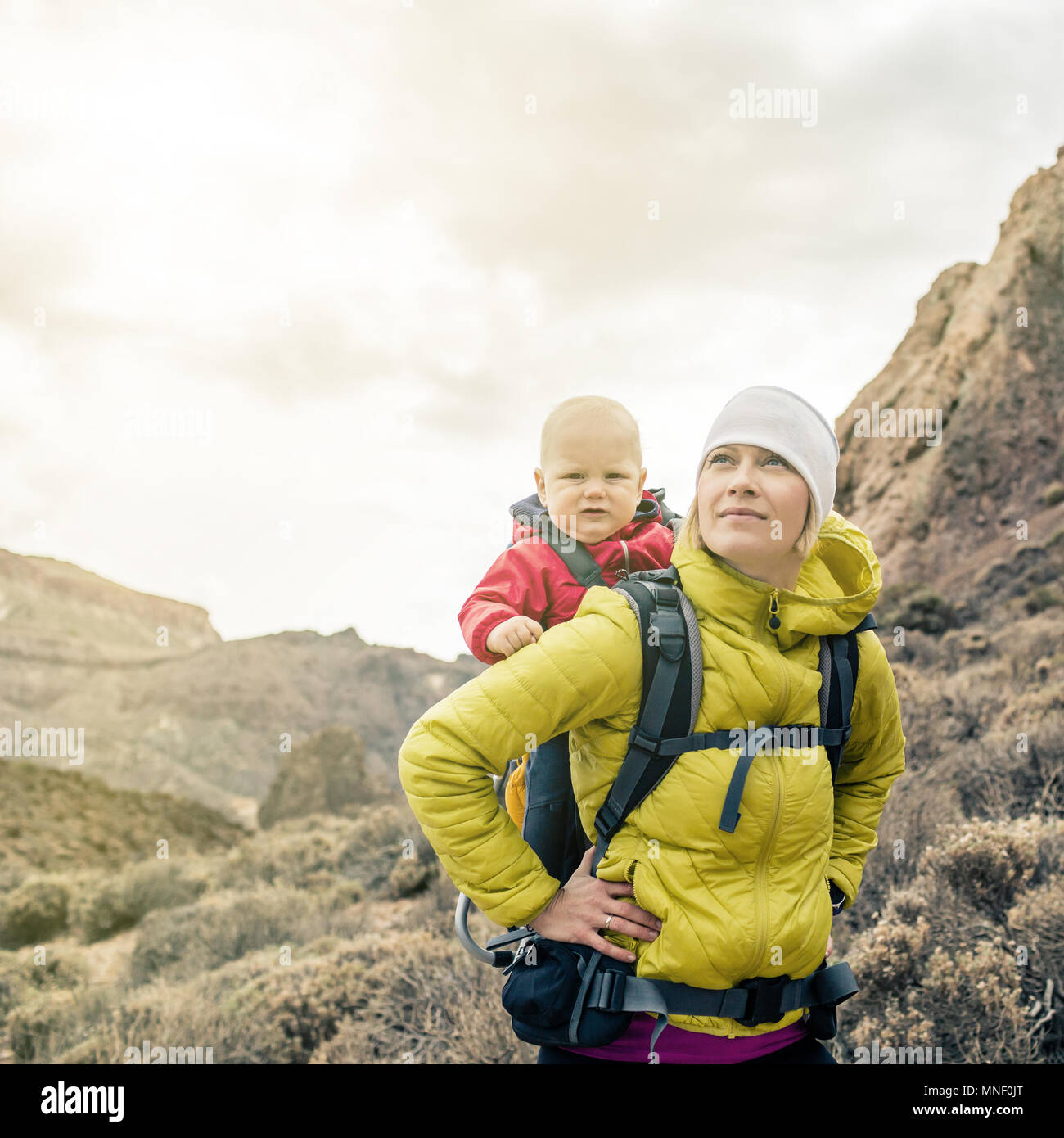 Il supereroe madre con bambino viaggia nello zaino. Avventura Trekking con  bambino in viaggio con la famiglia in montagna. Vacanze Viaggio con bambino  carrie Foto stock - Alamy