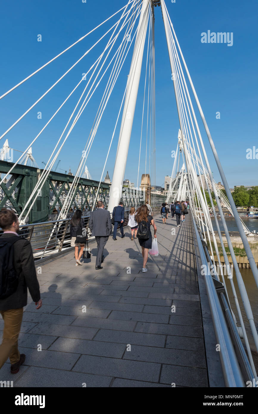La mattina presto pendolari attraversando il ponte del Giubileo nei pressi di Waterloo Station di Londra centrale sul loro modo di lavorare nella capitale. Giubileo bridge.c Foto Stock