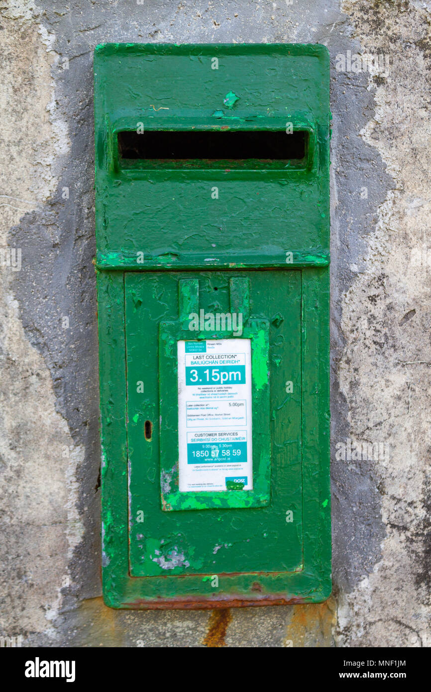 Irish ghisa green letter box,letterbox o casella di posta o di una casella di posta su una parete in Irlanda. Foto Stock