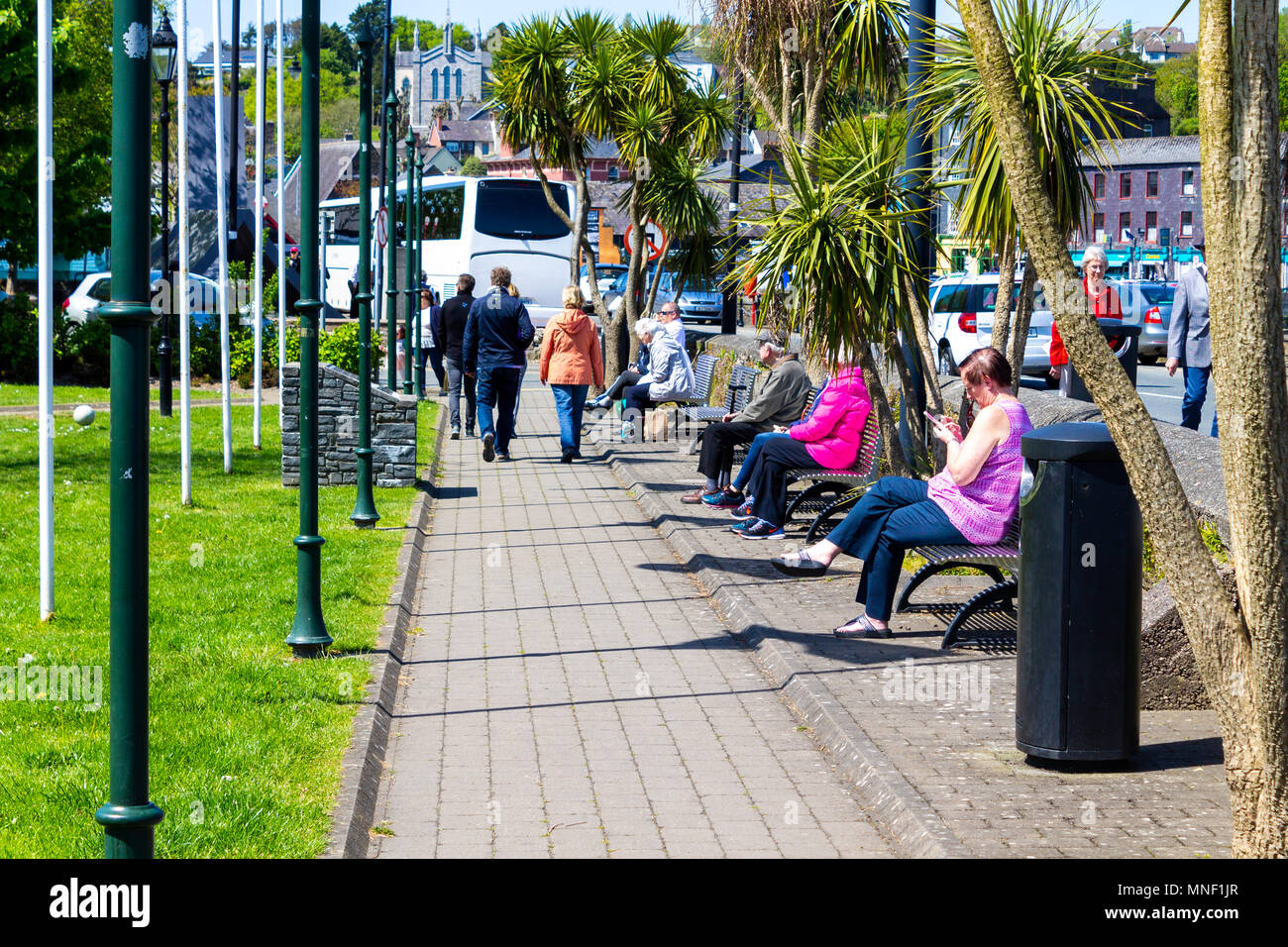 Turisti che si godono il sole brillante a Kinsale Irlanda, una popolare località meta di vacanza. Foto Stock