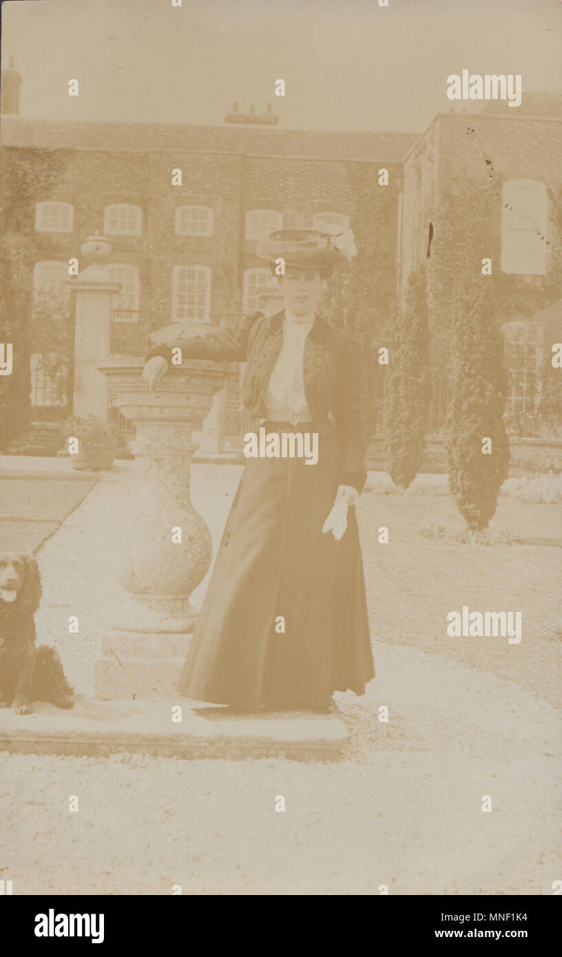 Vintage Fotografia di Edwardian Lady in posa al di fuori Kilmeston Manor, Nr Alresford, Hampshire, Inghilterra, Regno Unito Foto Stock