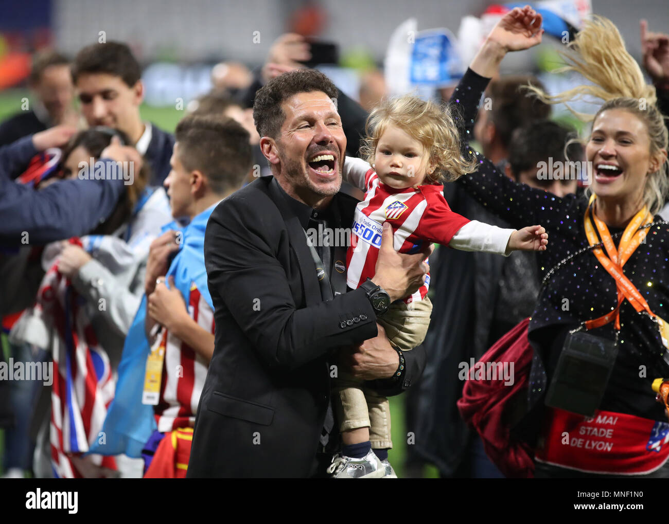 Atletico Madrid manager Diego Simeone celebra con la figlia Francesca e la fidanzata Carla Pereira (destra) dopo aver vinto la UEFA Europa League a Parc Olympique Lyonnais, Lione. Foto Stock
