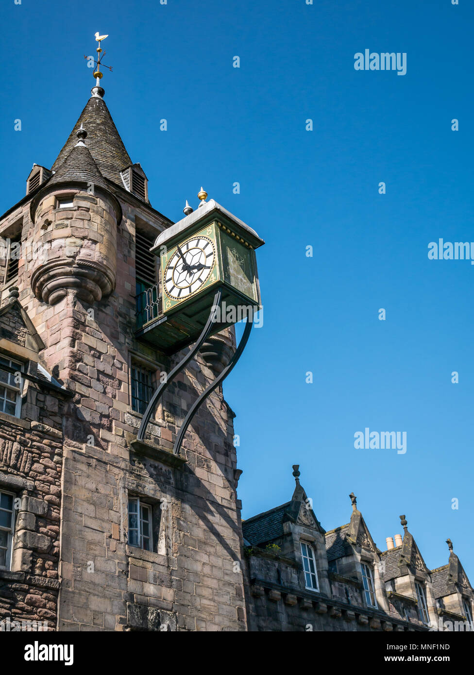 Il vecchio xvi secolo Canongate Tolbooth, Royal Mile di Edimburgo, Scozia, Regno Unito ora la gente della storia Museum, torre campanaria e orologio contro il cielo blu Foto Stock