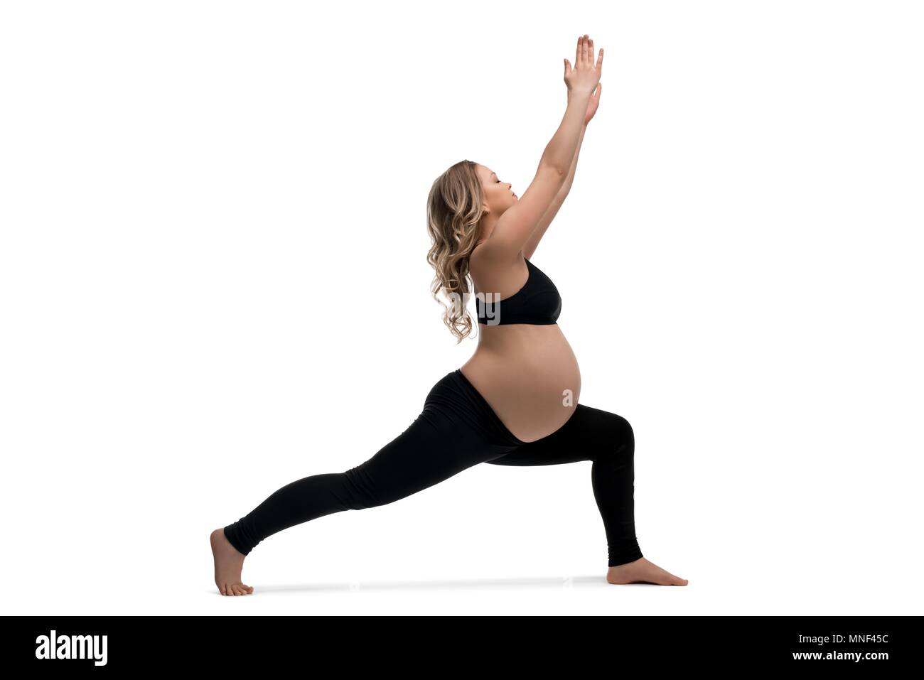 Giovane donna incinta facendo fitness shot isolato Foto Stock