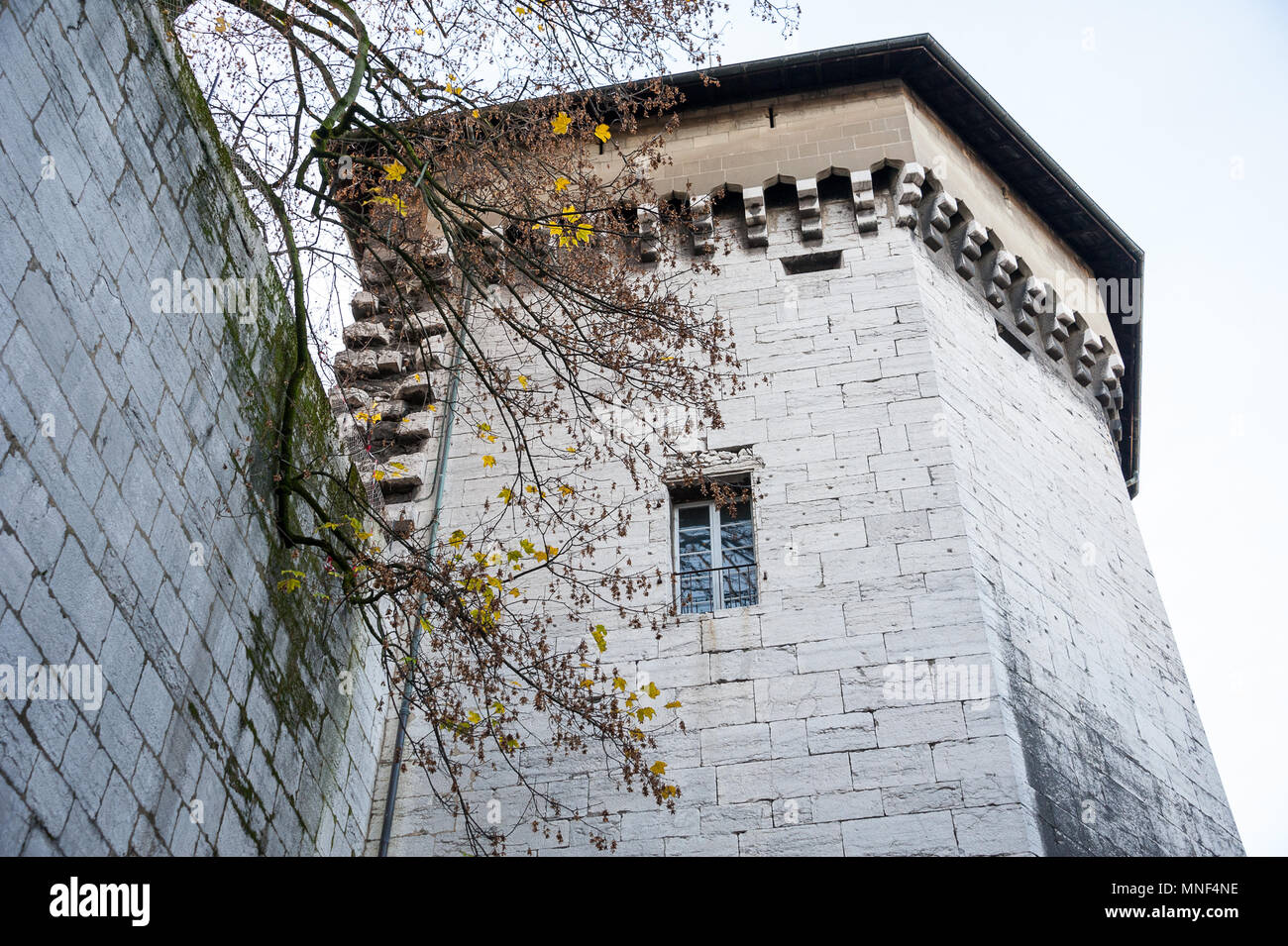 Il Tesoro o torre di cassa, parte dei duchi di Savoia Castello, Chambery, Francia. Scena urbana, cieli grigi in inverno. Foto Stock