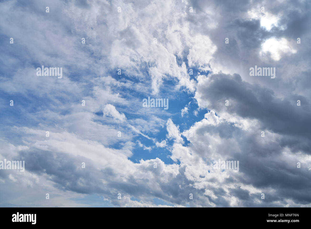 Blu cielo con molte nuvole bianche nel giorno Foto Stock