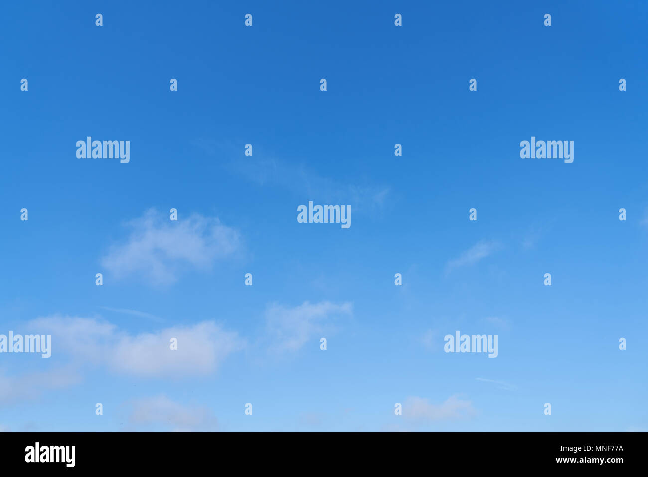 Blu cielo con poche nuvole bianche nel giorno Foto Stock