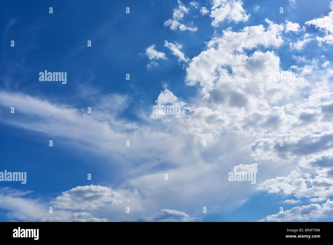 Cloudscape con il bianco delle nuvole nel cielo blu Foto Stock