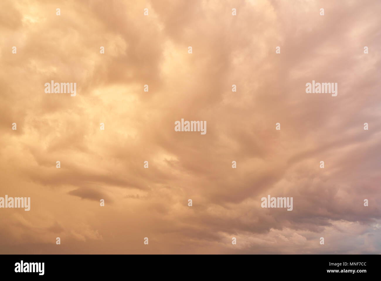 Sullo sfondo del cielo con le nuvole rossastro di sera Foto Stock